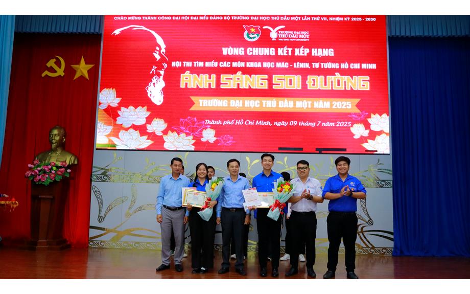 Hội thi “Ánh sáng soi đường” 2025: Thắp sáng lý tưởng, bồi đắp bản lĩnh chính trị cho sinh viên trường Đại học Thủ Dầu Một